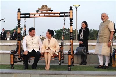 9月17日，印度古吉拉特邦，习近平和彭丽媛一起荡秋千。